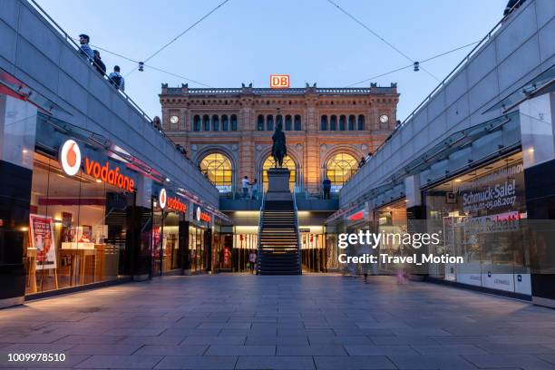 hannover hauptbahnhof - hannover stock-fotos und bilder