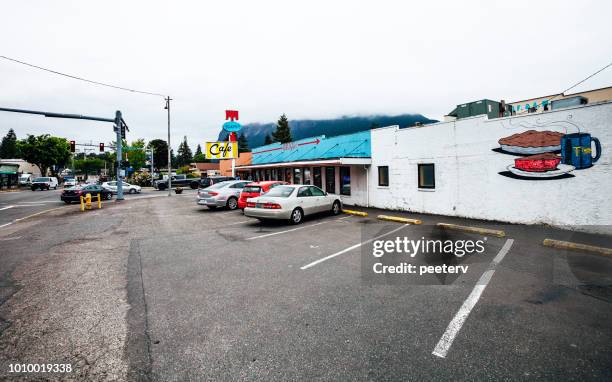 twede's cafe, featured in famous tv series twin peaks. - twin peaks television series stock pictures, royalty-free photos & images