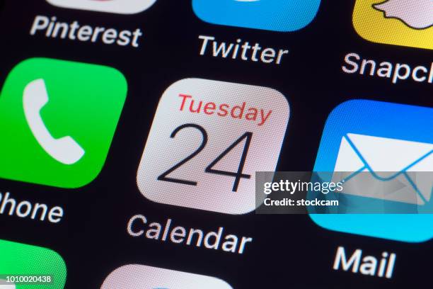 apple calendar, whatsapp, mail and other phone apps on iphone screen - 2018 calendar stock pictures, royalty-free photos & images