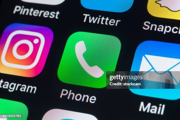 teléfono de apple, correo, instagram y otros teléfono las apps en la pantalla del iphone - eyeem fotografías e imágenes de stock