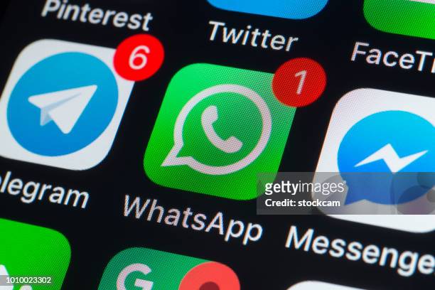 whatsapp, mensajería, telegrama y otro teléfono chat apps en la pantalla del iphone - whatsapp fotografías e imágenes de stock
