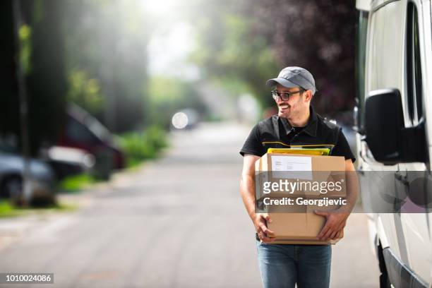 pakket levering - bestelwagen stockfoto's en -beelden