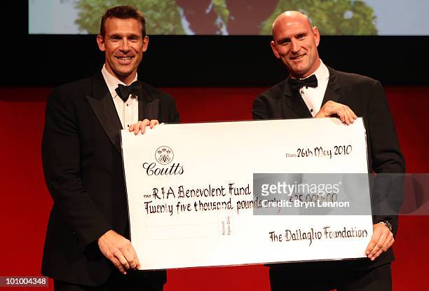 Damian Hopley poses with Lawrence Dallaglio and a cheque for the RPA Benevolent Fund during the RPA Computacenter Rugby Players' Awards Dinner 2010...