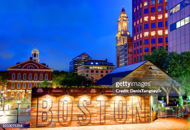 saisons de boston city hall plaza - boston massachusetts photos et images de collection