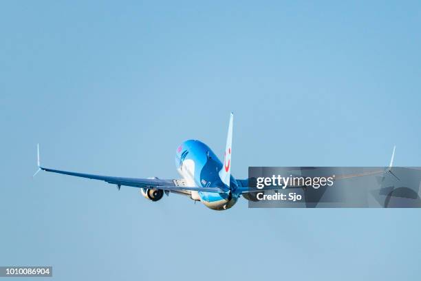 tui airlines arke boeing 737 flugzeug vom flughafen amsterdam schiphol - tui ag stock-fotos und bilder