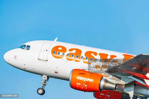 easyjet airbus opstijgen vanaf amsterdam airport schiphol - easyjet stockfoto's en -beelden