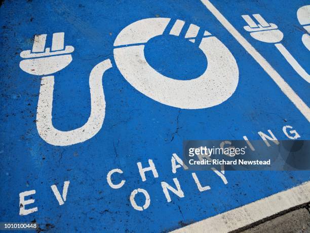 ev charging point - electric vehicle charging station stock pictures, royalty-free photos & images