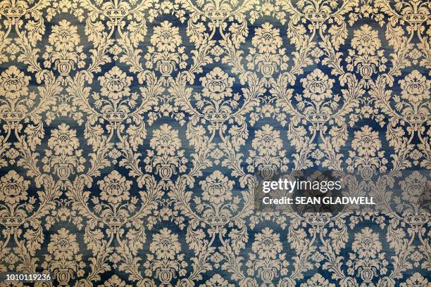 victorian wallpaper pattern - style renaissance photos et images de collection