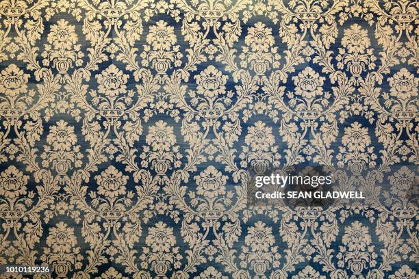 victorian wallpaper pattern - bloemenmotief stockfoto's en -beelden