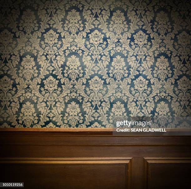 wood panel and vintage wallpaper design - vintage wood picture frames photos et images de collection
