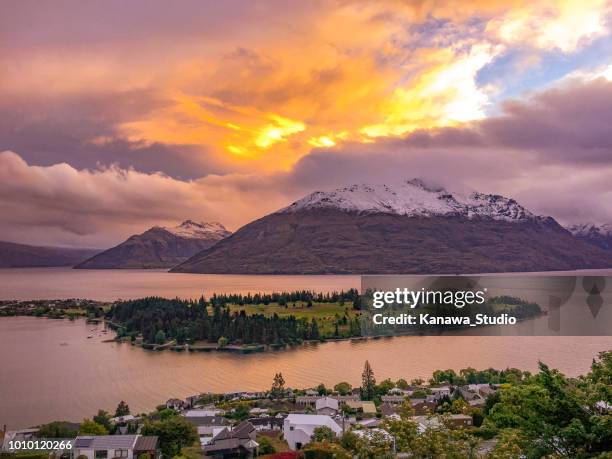 atardecer en queenstown, nueva zelanda - pico coronet fotografías e imágenes de stock