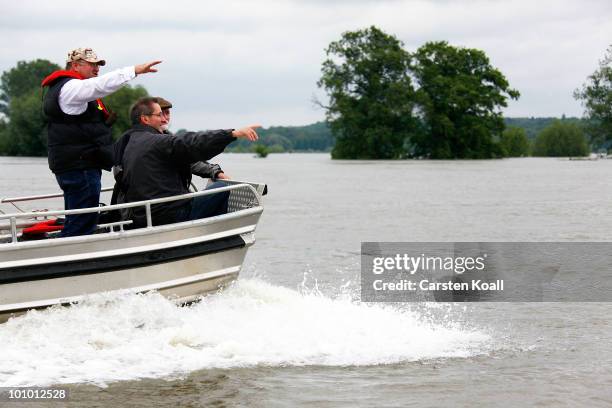 Brandenburg state Governor Matthias Platzeck and state Interieur Minister Rainer Speer drive in a boat during a sighting of the river Oder on May 27,...