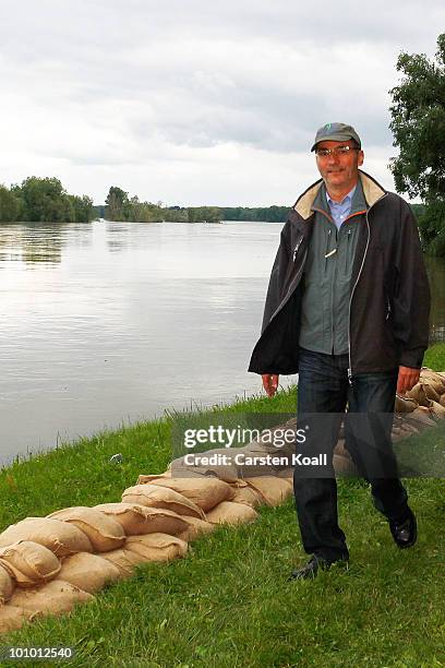 Brandenburg state Governor Matthias Platzeck passes sandbags on the dike tip on the flooeden river Oder on May 27, 2010 in Neuzelle near Frankfurt ,...