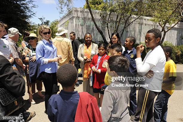 Actress Ali Larter talks to children attending the Environmental Media Association and Yes to Carrots Garden Luncheon at The Learning Garden at...