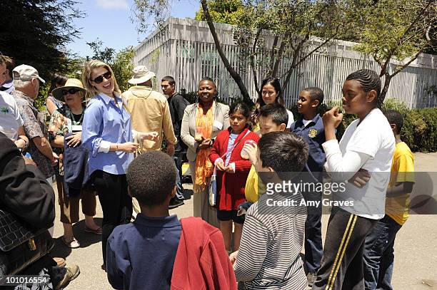 Actress Ali Larter talks to children attending the Environmental Media Association and Yes to Carrots Garden Luncheon at The Learning Garden at...
