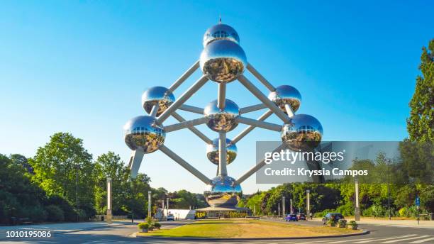 atomium - brussels, belgium - atomium brüssel stockfoto's en -beelden