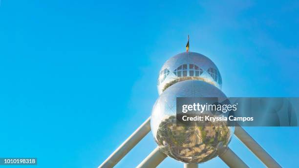 spheres at the atomium - brussels, belgium - atomium brüssel stockfoto's en -beelden