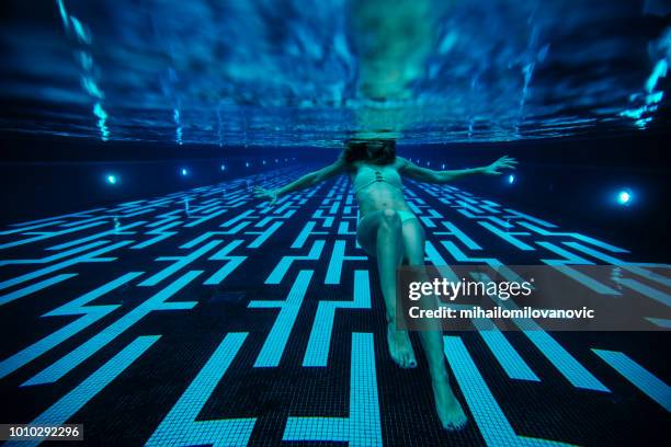 nacht zwemmen - zwemmer stockfoto's en -beelden