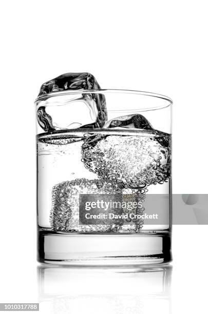 sparkling water on ice - sparkling water glass stock-fotos und bilder