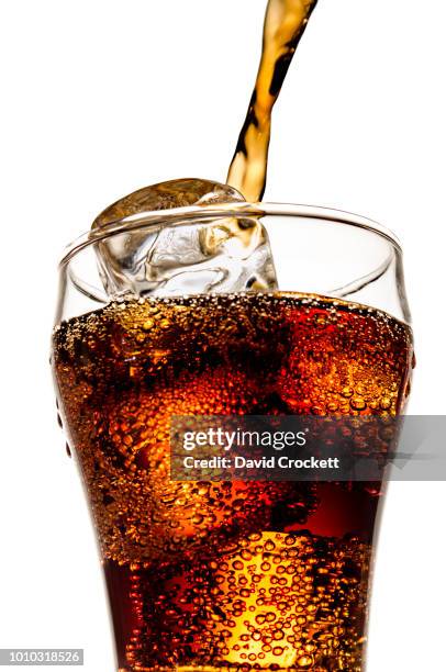 pouring glass of soda - coca cola photos et images de collection