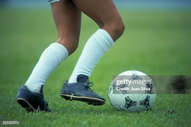 legs of young boy with soccer ball - chuteira imagens e fotografias de stock