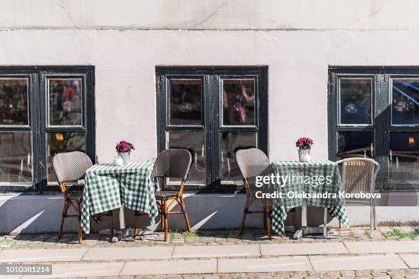 cozy danish coffee shop. small plants decorating a tables outside on a summer morning. - dänemark gemütlich stock-fotos und bilder