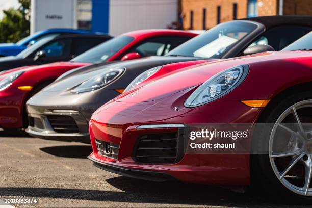 carrera porsche 911 s - porsche dealership photos et images de collection
