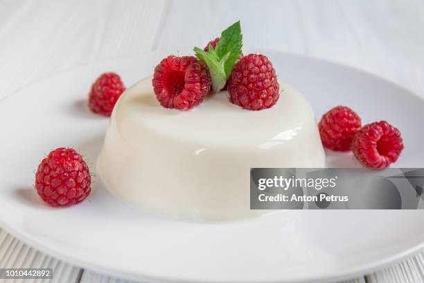 panna cotta with raspberry, decorated with fresh mint - panna cotta imagens e fotografias de stock