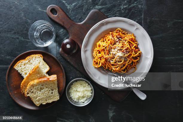 boloñesa de tradicional comida italiana spaghetti alla - spaghetti bolognese fotografías e imágenes de stock