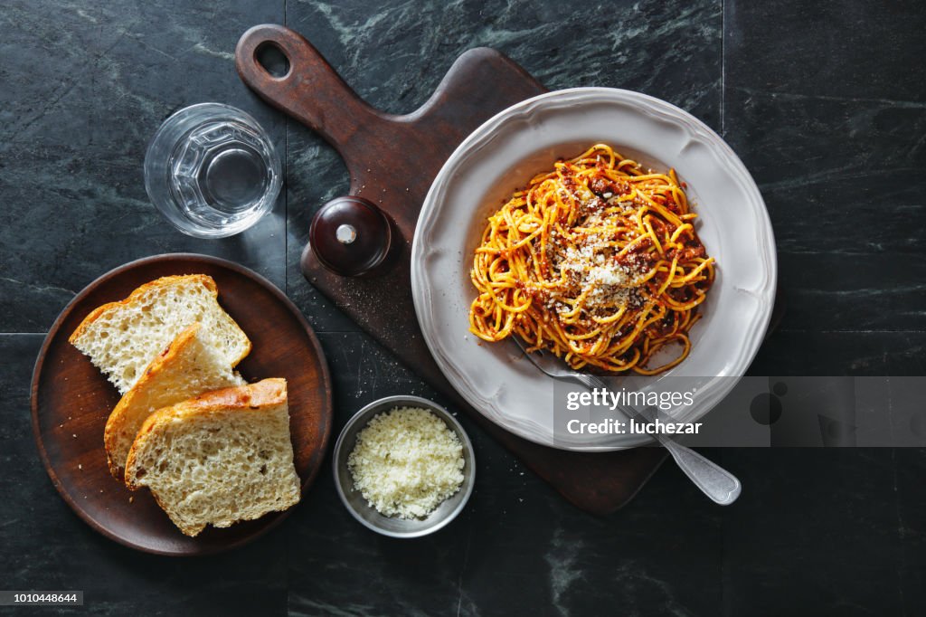 Refeição tradicional italiana esparguete alla à bolonhesa