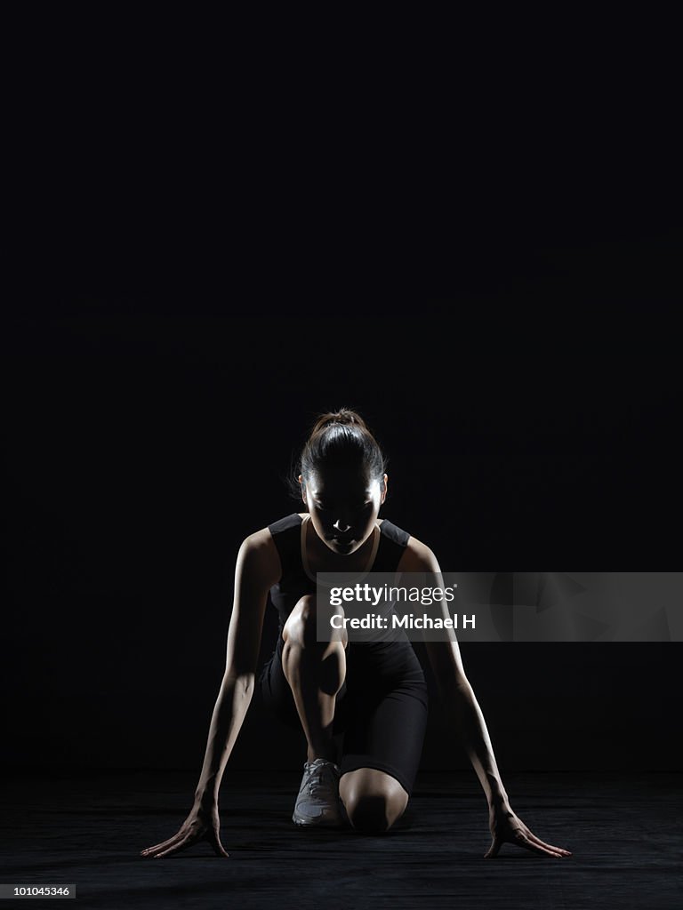 Female athlete who prepares crouch start
