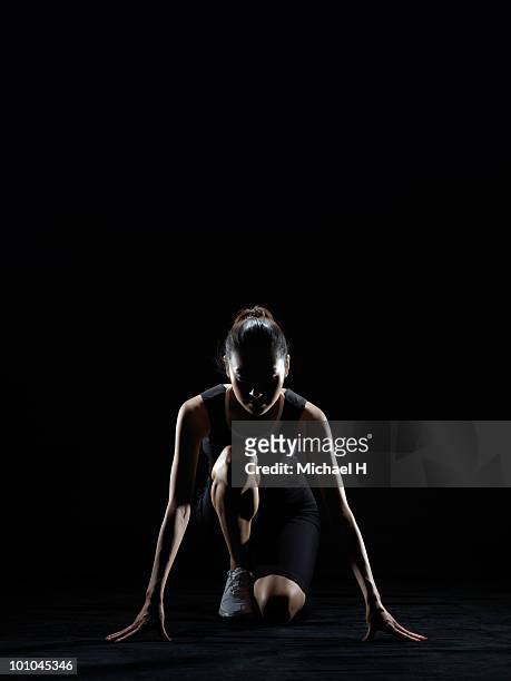 female athlete who prepares crouch start - track starting block stock pictures, royalty-free photos & images