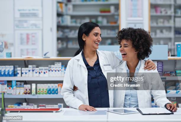 wij zijn trots op de service die wij leveren - apotheker stockfoto's en -beelden