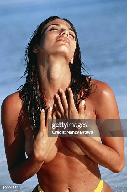 topless ethnic woman on beach - frau brust erotisch stock-fotos und bilder