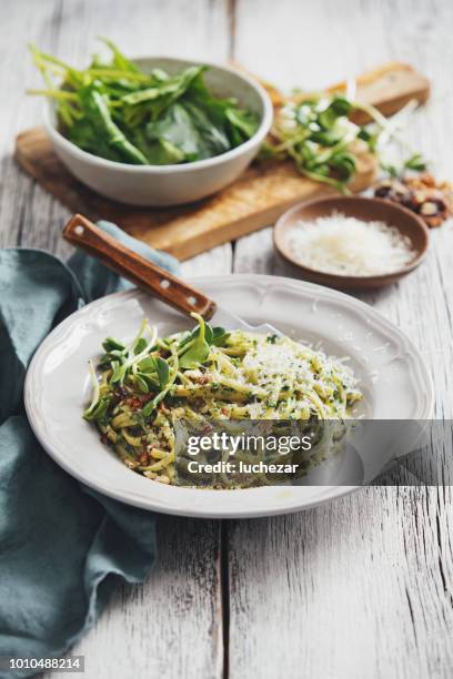 spaghetti with vegetables, spinach and parmesan - parmesan imagens e fotografias de stock