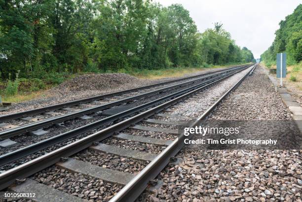 empty stretch of railway line - bahngleis stock-fotos und bilder