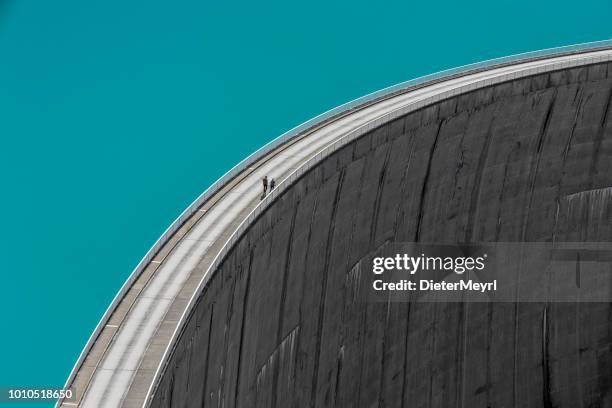 persone che camminano ai margini della diga di stausee mooserboden, kaprun, austria - argine diga foto e immagini stock