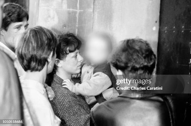 Christine Villemin, son fils Julien dans les bras, rend visite à son mari Jean-Marie Villemin incarcéré à la prison de Saverne