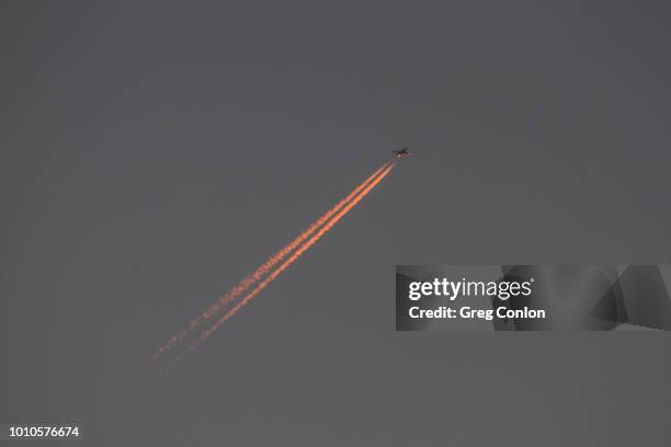 pink jetstream at sunset - sunset contrail stock pictures, royalty-free photos & images