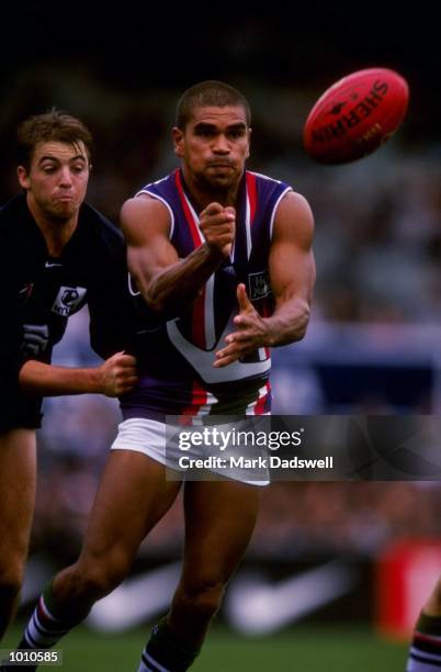 Dale Kickett of Fremantle handballs away under pressure from Matthew Lappin of Carlton, during the 1999 AFL Premiership Round 4 game, where Carlton...