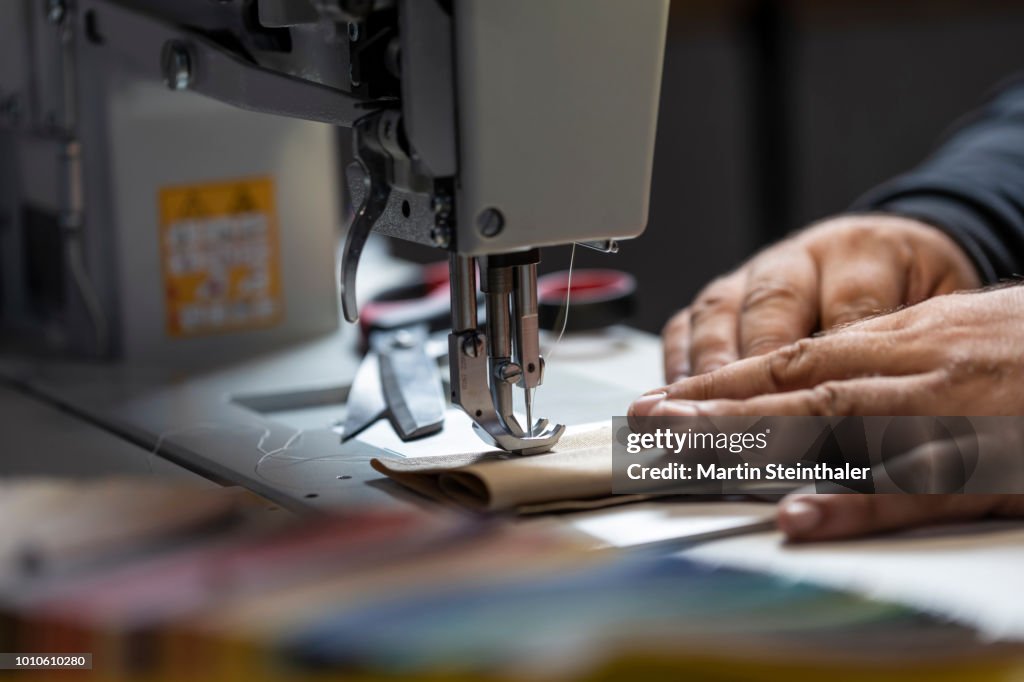 Leder Näharbeiten Handarbeit An Der Nähmaschine High-Res Stock Photo -  Getty Images
