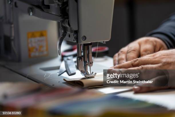 leder näharbeiten - handarbeit an der nähmaschine - sewing machine stock pictures, royalty-free photos & images
