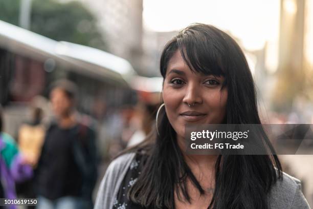 街で若い女性の肖像画 - belém brazil ストックフォトと画像