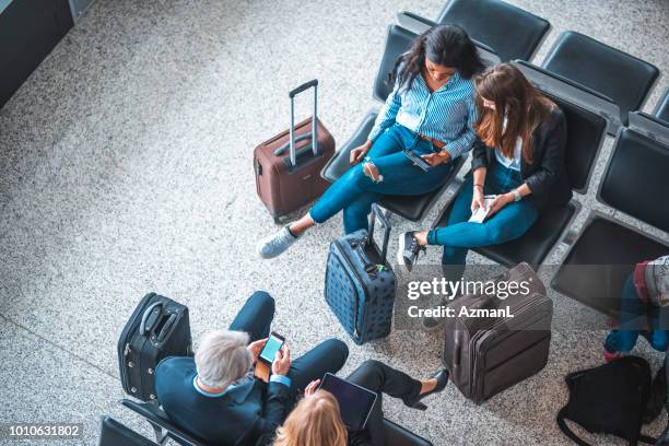 出発エリアの座席に座っている乗客 - airport ストックフォトと画像