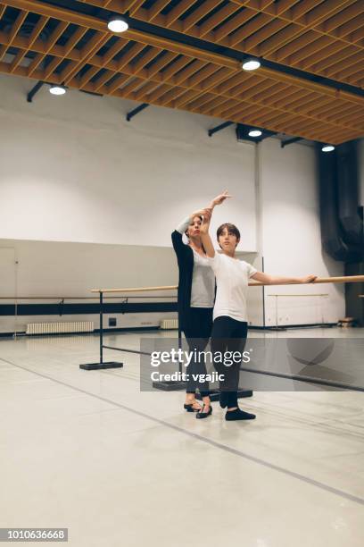 scuola di balletto - dance teacher foto e immagini stock