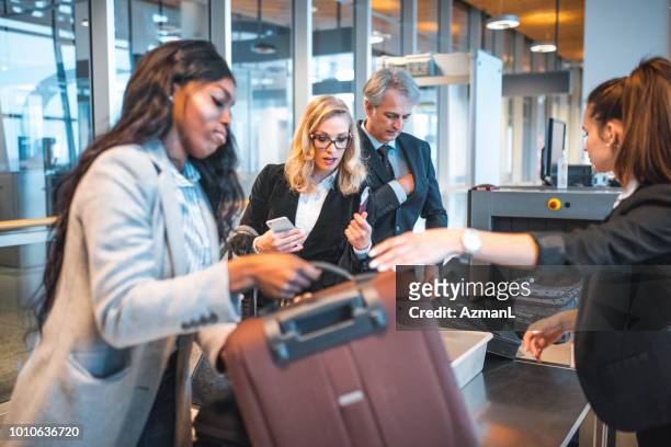 passagiers permanent door de scanner van de veiligheid op de luchthaven - airport slovenia stockfoto's en -beelden