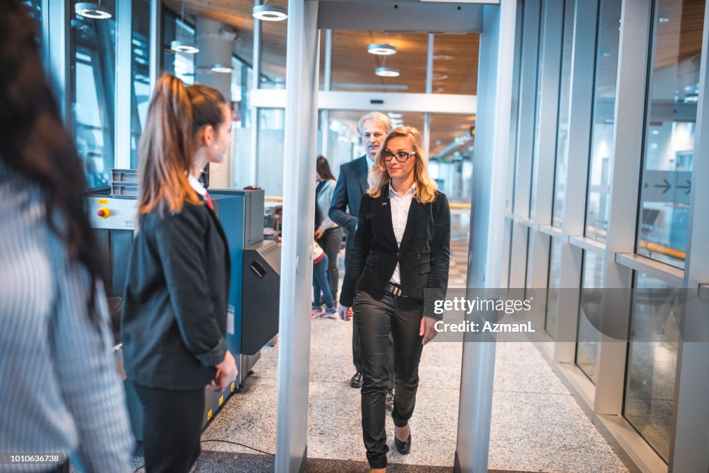 Passagiere auf der Durchreise Metalldetektor am Flughafen