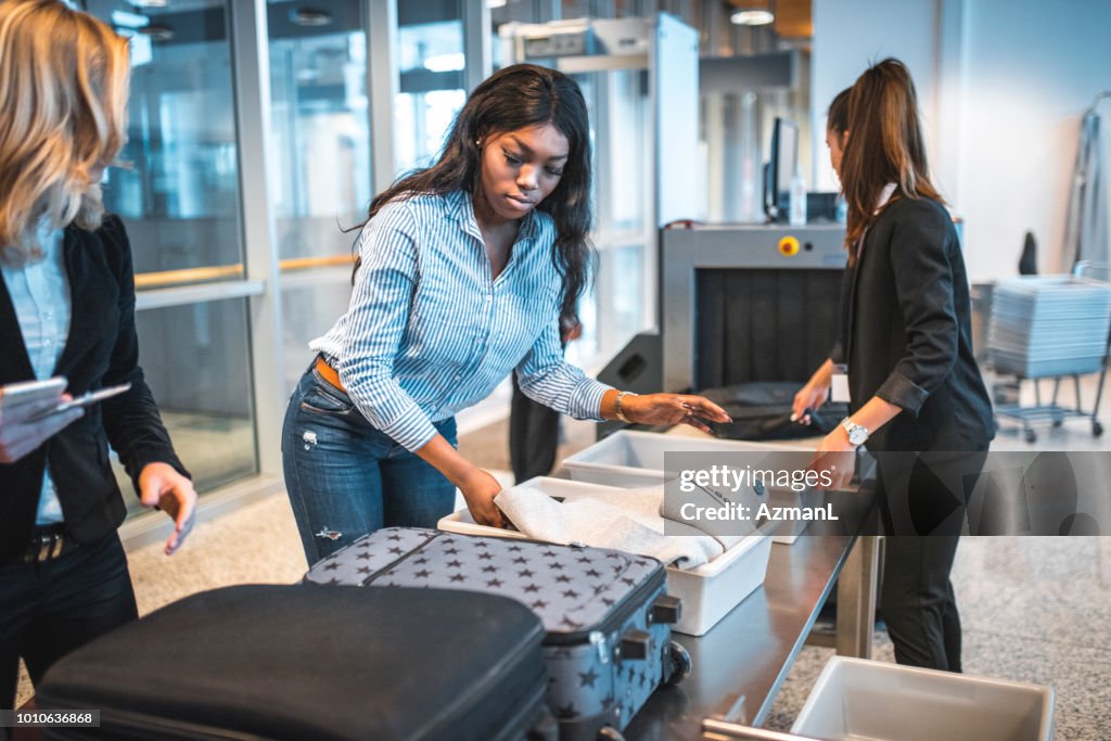 Personen mit Gepäck bei Security check-in Flughafen