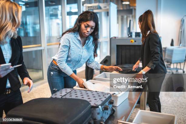 personen mit gepäck bei security check-in flughafen - wachpersonal stock-fotos und bilder