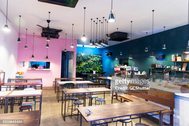 pequeños negocios - cafe en kuala lumpur, malasia - recessed lighting fotografías e imágenes de stock